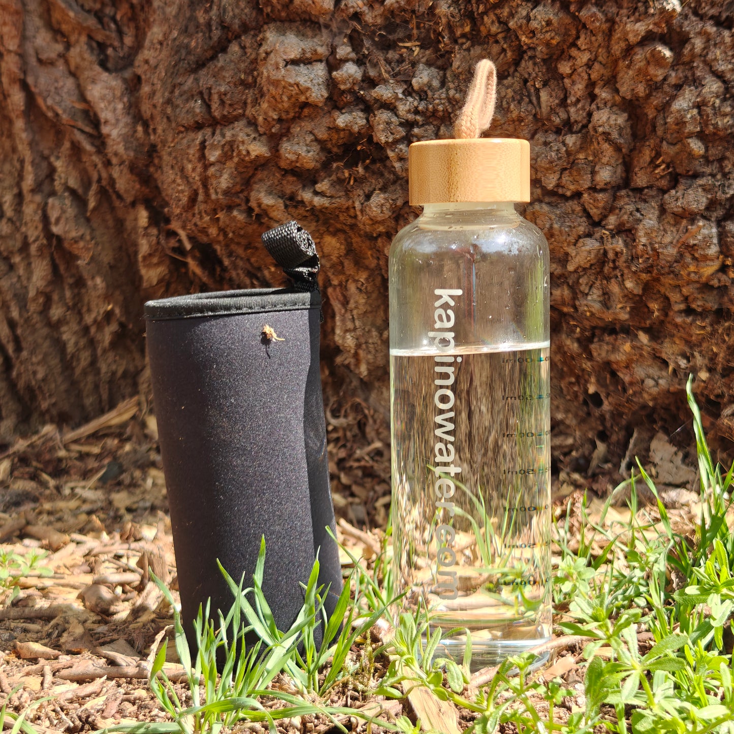 Detail shot of the black protective sleeve's stripe handle for the 500ml bottle.